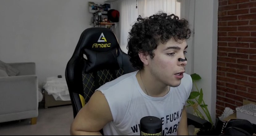 Hoy Juani en su stream, hablando de chismes y noticias