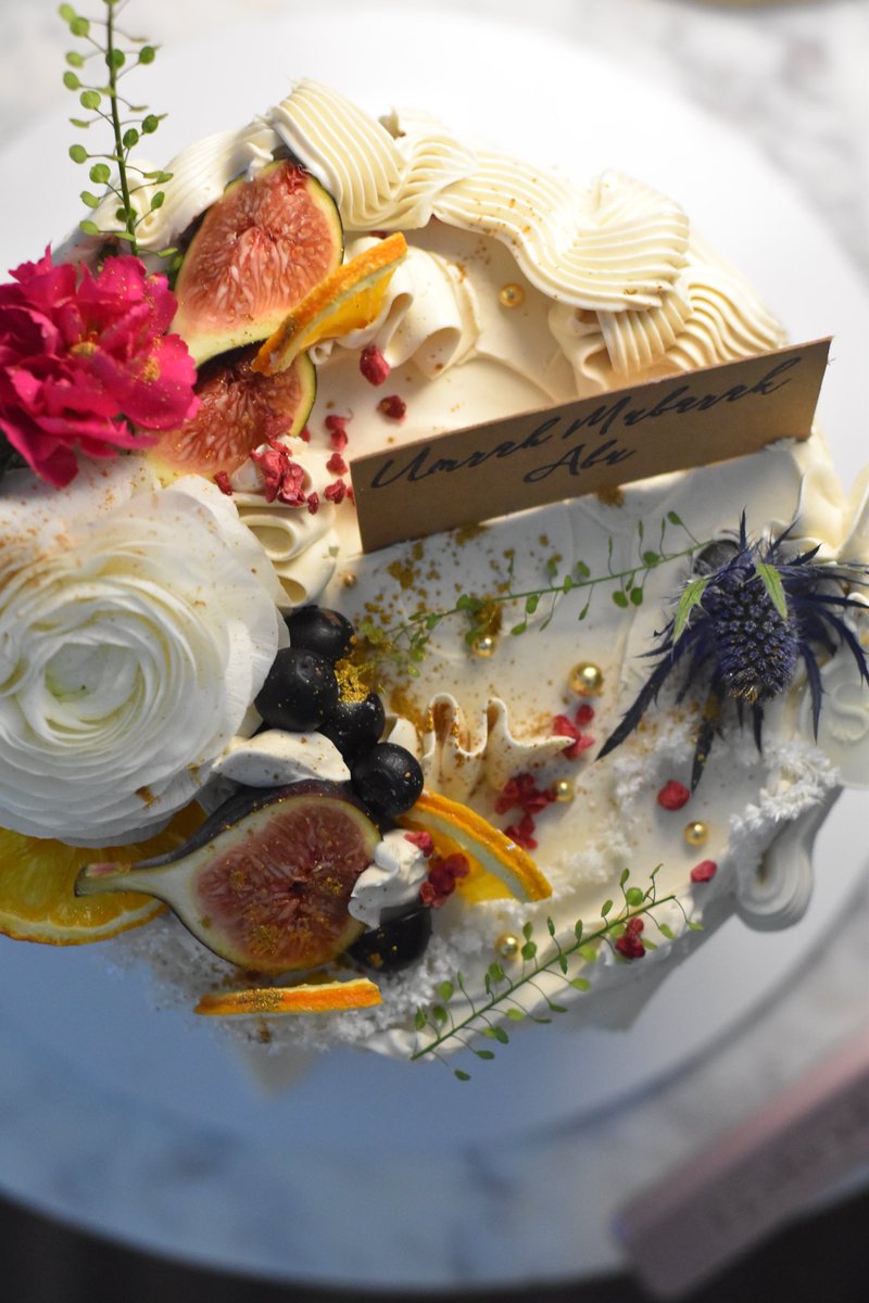 Bakedbysk's tweet photo. Whimsical spring cake 🌷 https://t.co/E5hXNe0jwX