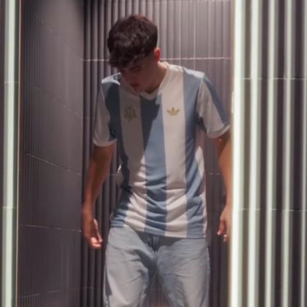 Somhiseremfcb's tweet photo. Pau Cubarsi con la camiseta de Argentina de Messi https://t.co/Gt0ed2ZSBo