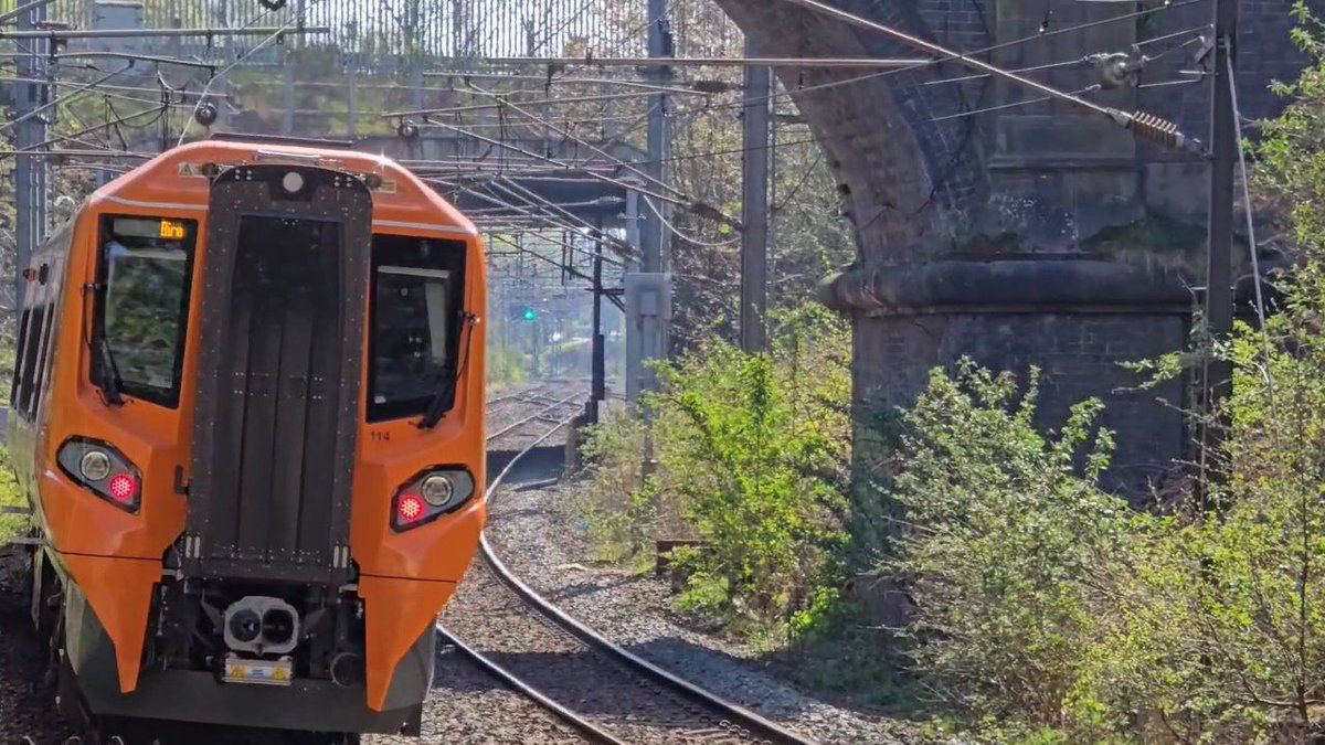 DanSpotter86's tweet image. Heres a shot of @WestMidRailway Class 196114 seen here working up a services to Birminghsm New Street from Shrewsbury on 11/04/25 at Smethwick Galton Bridge. #WestMidlands #WMT #Class196