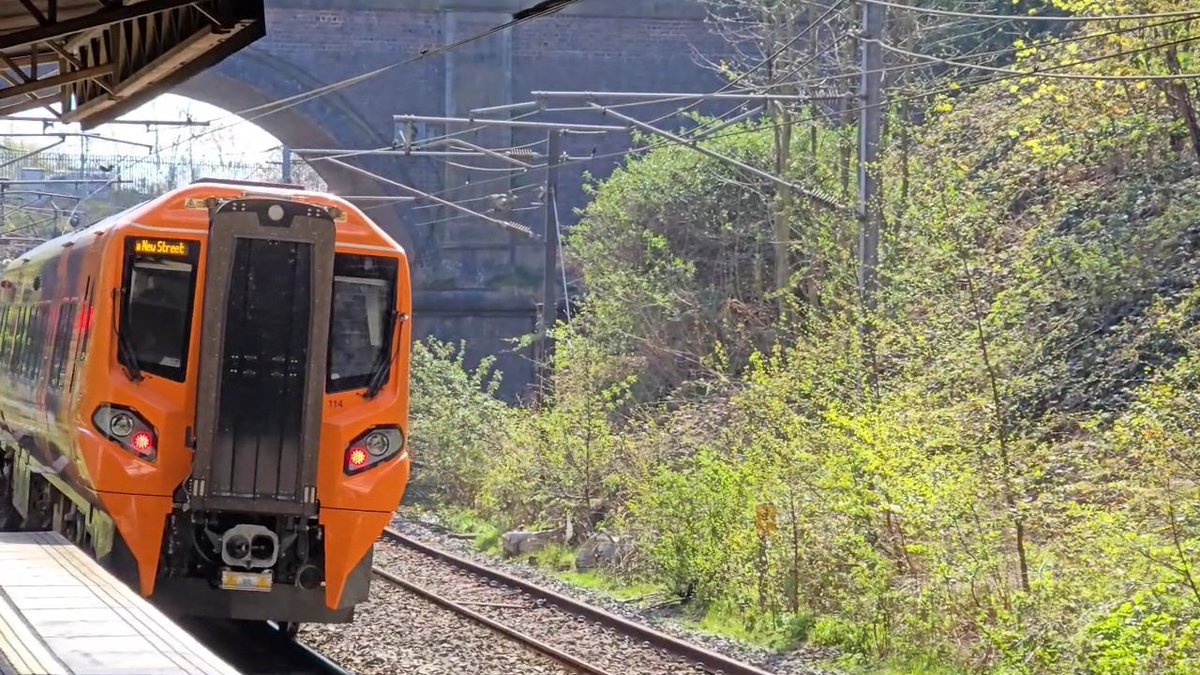 DanSpotter86's tweet image. Heres a shot of @WestMidRailway Class 196114 seen here working up a services to Birminghsm New Street from Shrewsbury on 11/04/25 at Smethwick Galton Bridge. #WestMidlands #WMT #Class196