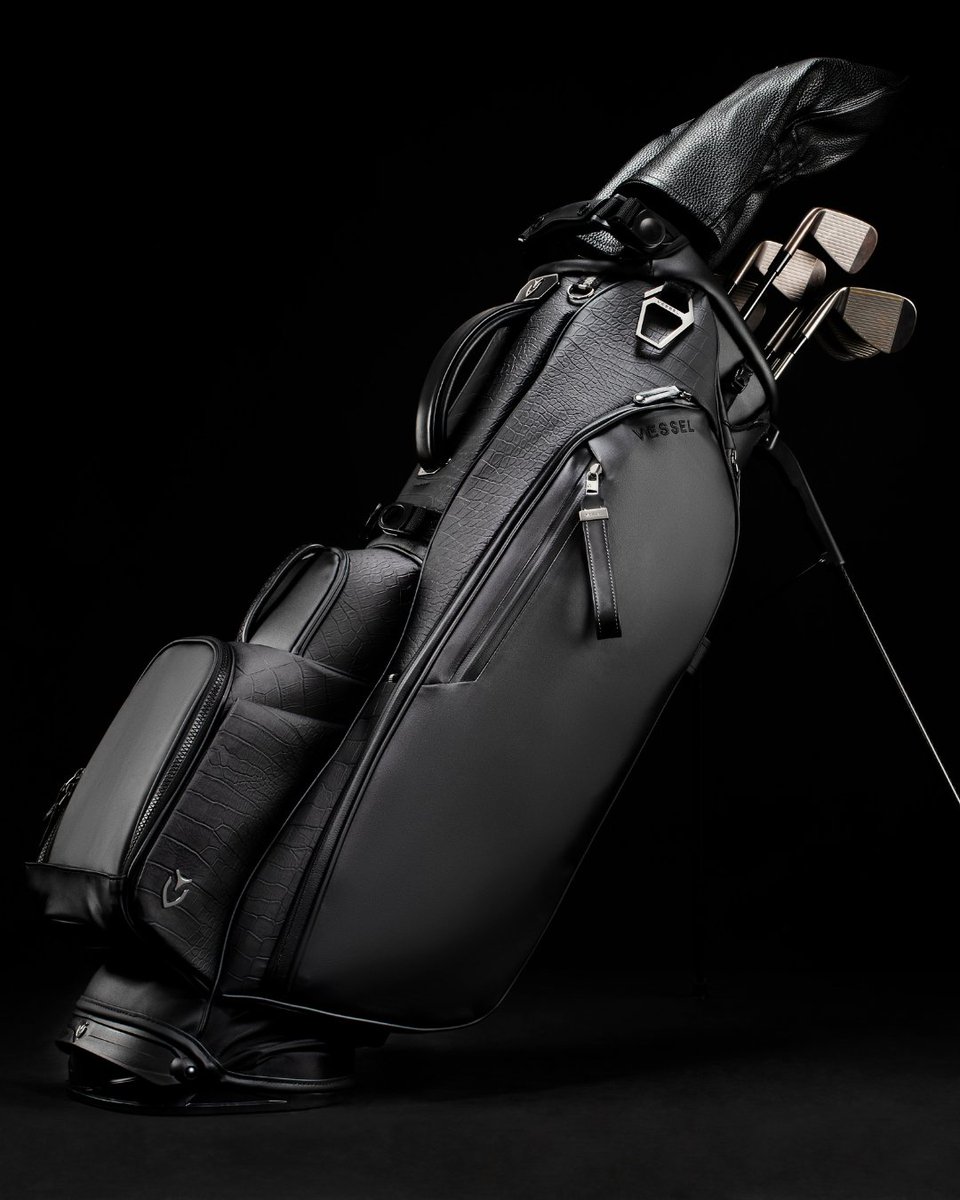 vesselgolf's tweet image. Croc Black is here.

The newest Player V Series stand bag features a bold fusion of croc-embossed texture and signature black. A unique design for golfers who demand style, performance, and presence.

Shop now at vesselgolf.com.

#VesselGolf #CraftedForTheDriven