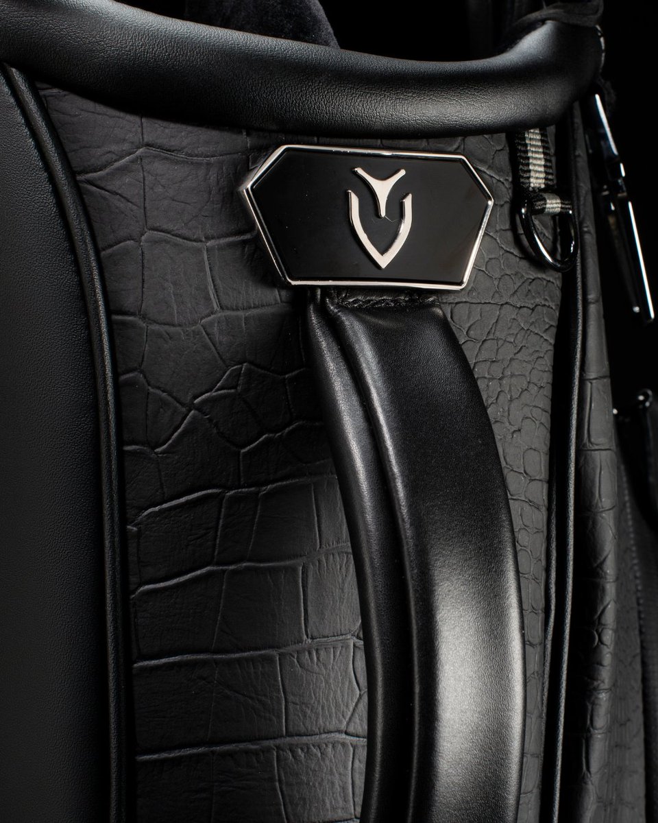 vesselgolf's tweet image. Croc Black is here.

The newest Player V Series stand bag features a bold fusion of croc-embossed texture and signature black. A unique design for golfers who demand style, performance, and presence.

Shop now at vesselgolf.com.

#VesselGolf #CraftedForTheDriven