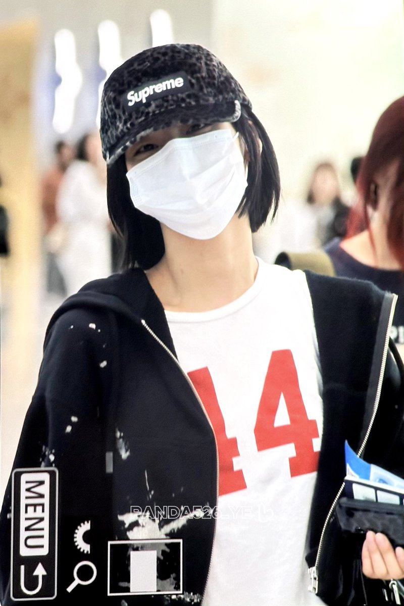 Panda526_YE's tweet photo. 250412 ICN ᥫᩣ 

또 머리 잘랐어💇‍♀️

#있지 #ITZY #예지 #YEJI https://t.co/T3Fxo3PnOg