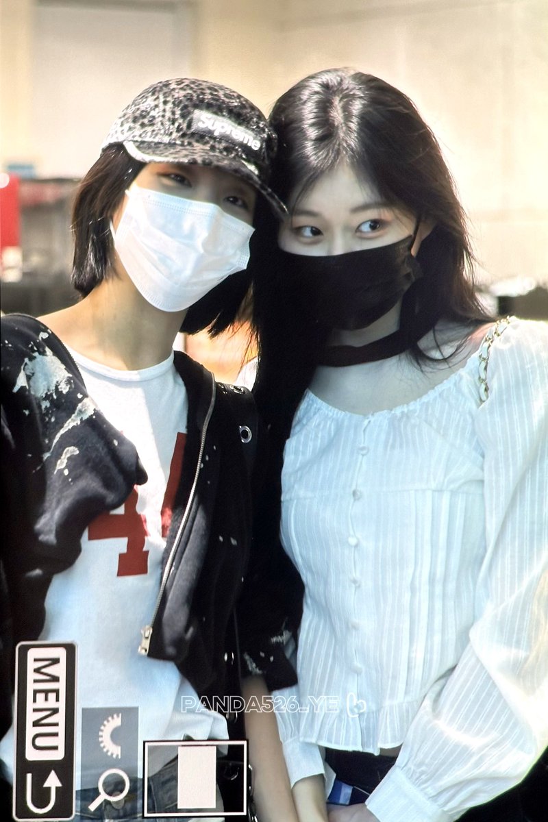 Panda526_YE's tweet photo. 250412 ICN ᥫᩣ 

또 머리 잘랐어💇‍♀️

#있지 #ITZY #예지 #YEJI https://t.co/T3Fxo3PnOg