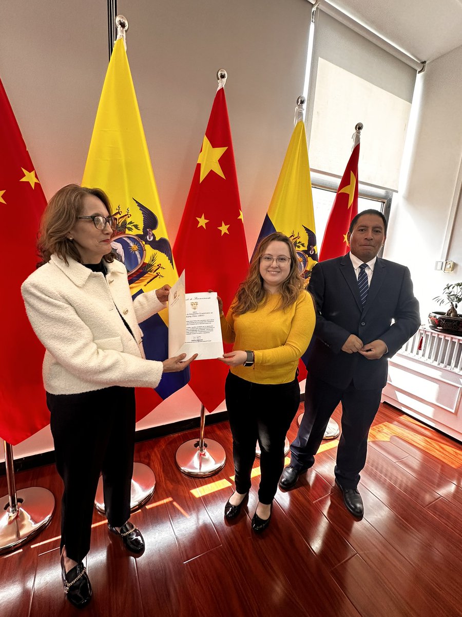 La Embajada del Ecuador en China entregó un reconocimiento del presidente de la República, Daniel Noboa, suscrito por la canciller de la República, a María José Borja, representante de la Asociación de Estudiantes Ecuatorianos en China.

#EcuadorEnChina #MigrantesEcuatorianos