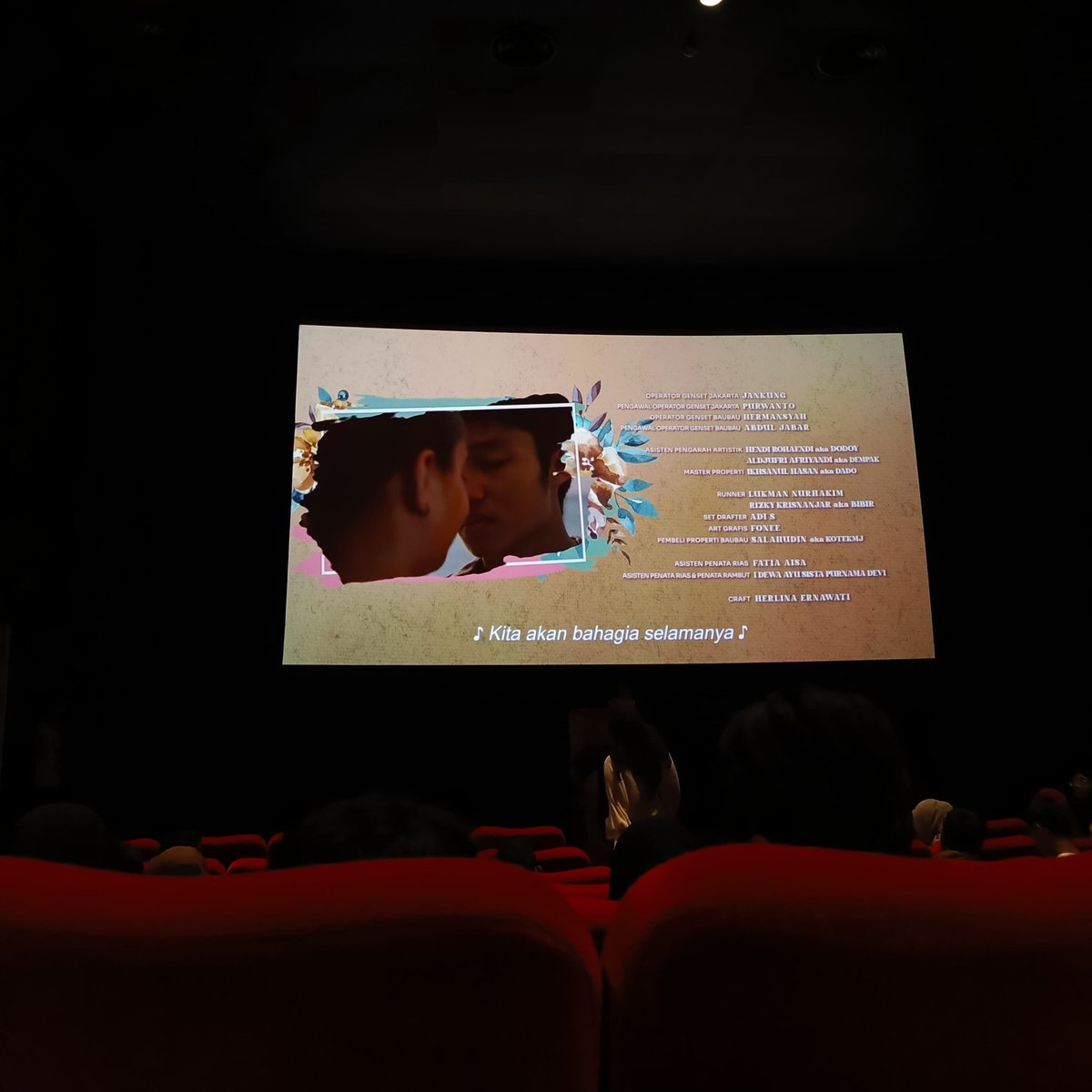 zzeztr's tweet photo. Hehehe ke Sleman malam-malam cuma buat nonton, karena bioskop Magelang habis tiketnya. Thank youu, bee. 9/10 untuk filmnya!! https://t.co/7BF4wm9cNG
