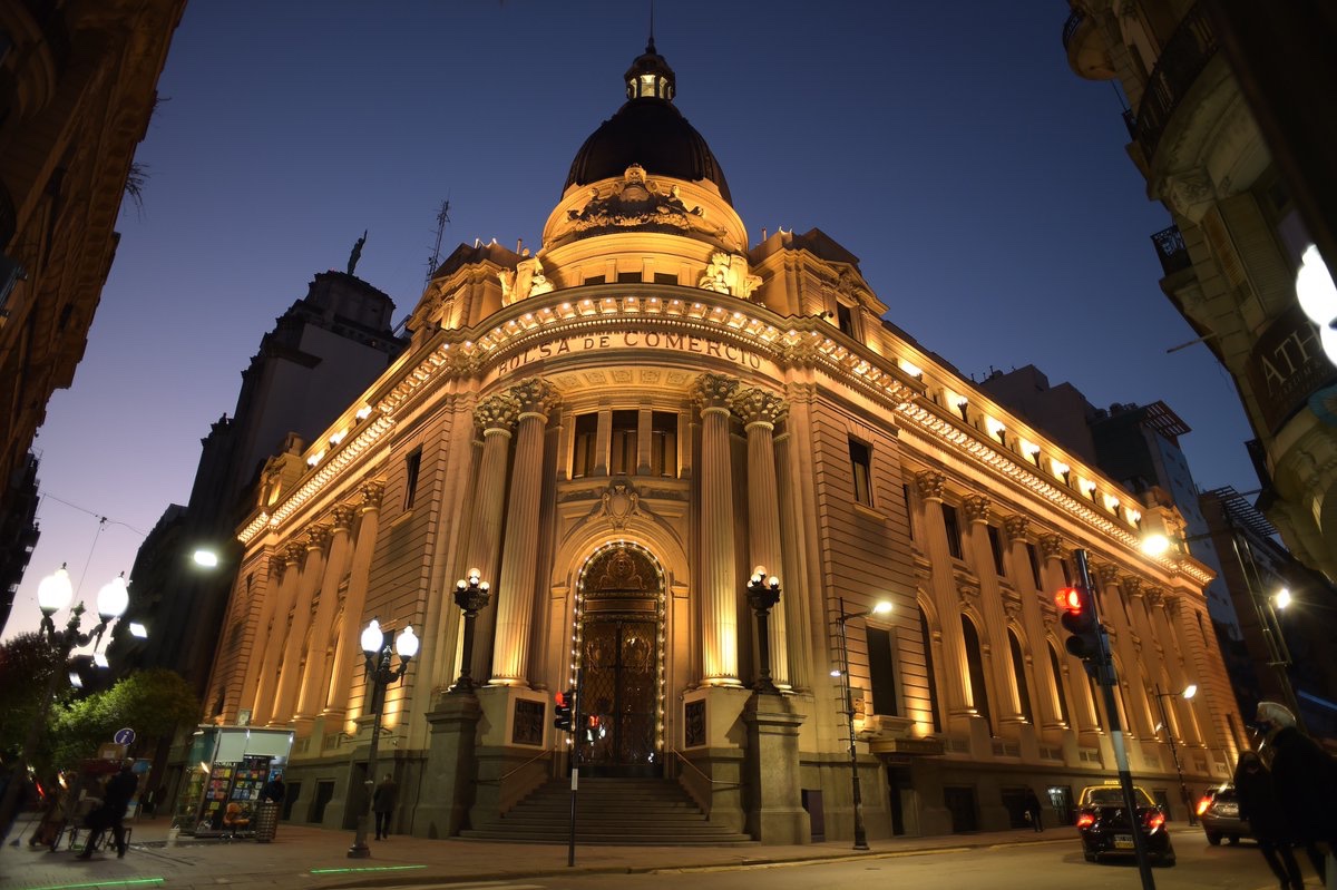BolsaRosario's tweet photo. La Bolsa de Comercio de Rosario destaca fuertemente la medida anunciada por el Gobierno Nacional sobre el levantamiento de restricciones cambiarías.
Estamos convencidos que es un paso fundamental en el camino del ordenamiento de las variables económicas de nuestro país.
De esta forma se dejan atrás fuertes distorsiones como es la brecha cambiaría que tanto daño produjo en la economía en general y en el sector agroindustial en particular