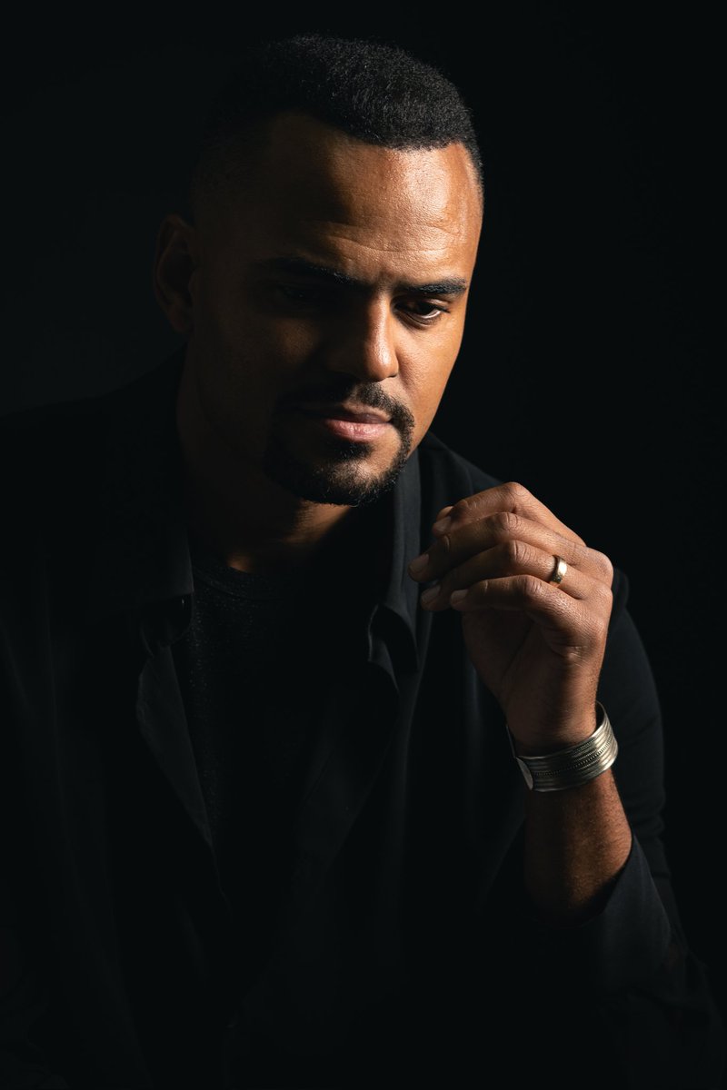 Mes ancêtres marchent avec moi,
Congo en main, je trace la voie.
Leurs luttes résonnent dans mes sons,
Je chante pour eux, pour leurs noms.
#iLoveCongo #MohombiQuote 🇨🇩✊🏿