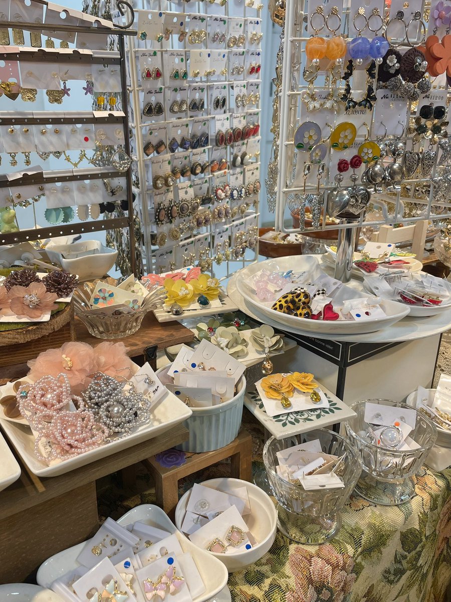 本日もオープンしました～～🍎

暖かい季節にぴったりなシースルー、
ニット、シャツなど続々入荷中です.ᐟ.ᐟ
春っぽいアクセサリーもおすすめです✨️
本日もご来店お待ちしております✮