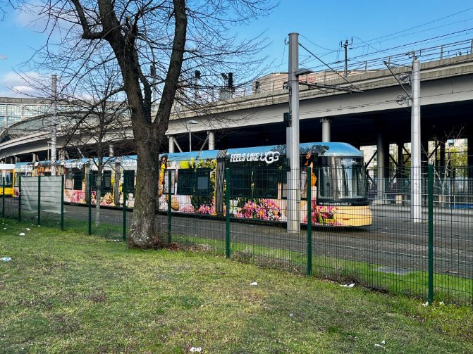 onlyhanni2k4's tweet photo. Hanni x UGG SS25 campaign is displayed on Berlin tram ๐
Cr: @/ObserverofCity , erin_ lesbianism
#ํ๋ #Hanni #UGG #HANNIXUGG https://t.co/YJu9JYP2nz