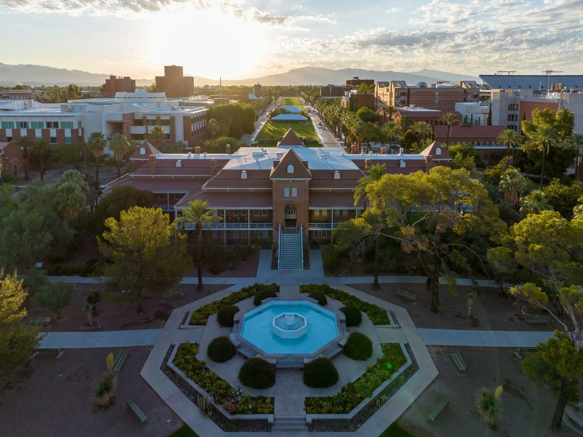 🐻⬇️ Dozens of U of A graduate programs have been ranked among the best in the nation by U.S. News! Highlights include Eller’s MIS program, James E. Rogers College of Law for legal writing and the College of Nursing’s doctoral programs. See more rankings: news.arizona.edu/news/mis-nursi…