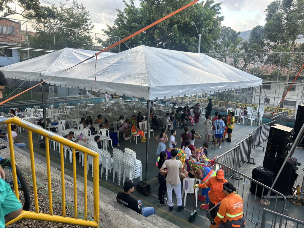 MateoLopezC6's tweet photo. En los festivales de pp de mi amada comuna 6, la cultura se perdió, se está perdiendo la plata de presupuesto participativo en la administración de la @AlcaldiadeMed de @FicoGutierrez, lastima se perdió la cultura en la comuna 6.
@antamanece @elkinlavoe @minuto30com https://t.co/ZA0LSeBBfs