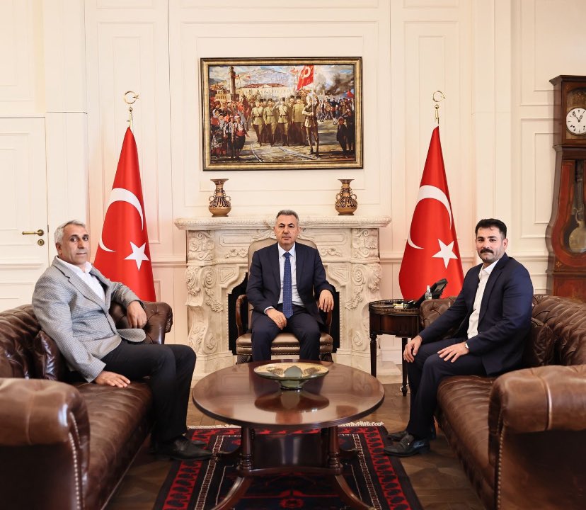 2017 ile 2020 yılları arasında Ağrı  da görev yapan halk arasında çok sevilen sayılan saygı duyulan aynı zamanda belediye başkanlığını yapan  İzmir Valimiz  Sn Süleyman Elban   Beyefendiyi makamında ziyaret etik misafirperverliğinden dolayı  Sayın Valimize Çok teşekkür ederiz 🇹🇷