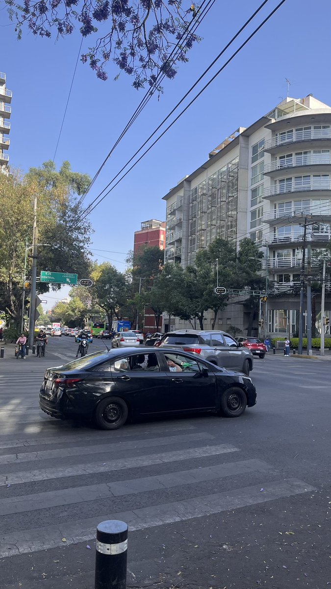 En el cruce entre Eje 1 Poniente y Eje Sur 8 , los semáforos no sirven ¿quién revisa esto? <a href="/BJAlcaldia/">Alcaldía de Benito Juárez</a> <a href="/LaSEMOVI/">Secretaría de Movilidad CDMX</a> <a href="/trafico889/">Radio Tráfico Total</a>