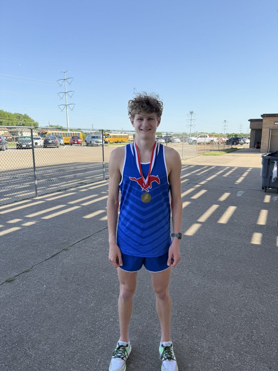 Punching their ticket to regionals in the 800m  and taking 1st place as he does it - Hudson Joseph!