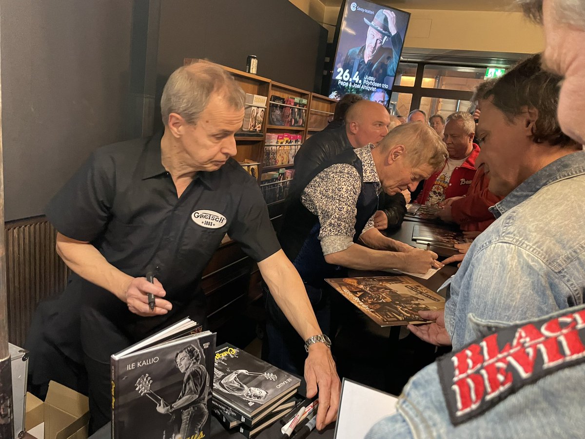 KimmoJNieminen1's tweet image. Legendat lavalla ja rock-legendojen nimmarit. 😎#Hurriganes