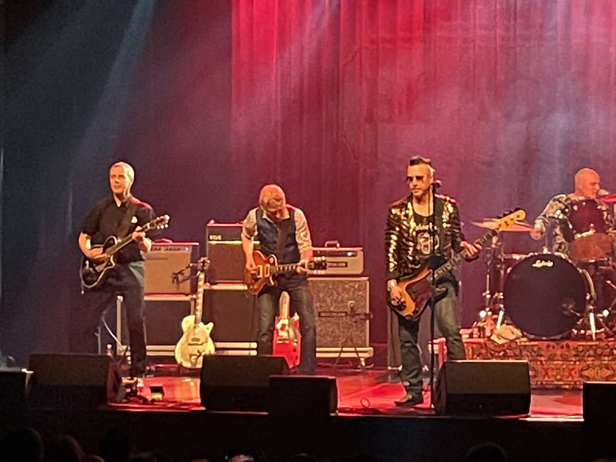 KimmoJNieminen1's tweet image. Legendat lavalla ja rock-legendojen nimmarit. 😎#Hurriganes