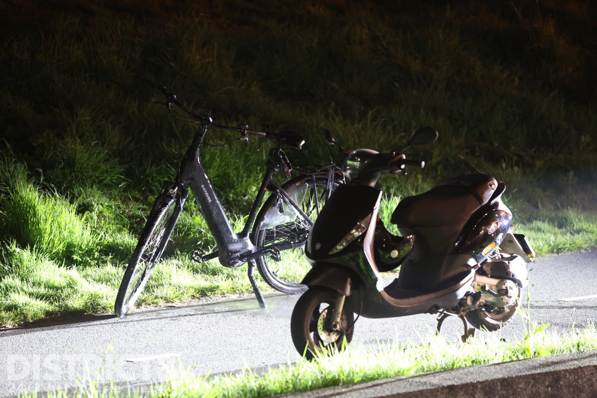 RedactieD8's tweet photo. Een vrouw is vanavond met haar fiets te water geraakt langs de #Westlandroute #N222 bij #Honselersdijk. De vrouw is door omstanders uit het water gered. De brandweer heeft haar fiets uit de sloot gehaald. De vrouw is voor controle naar het ziekenhuis vervoerd. https://t.co/K1LaxMOzEP