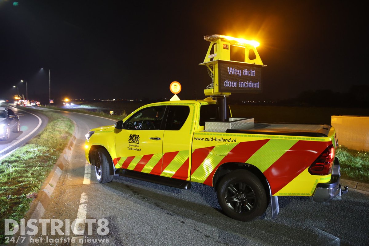RedactieD8's tweet photo. Een vrouw is vanavond met haar fiets te water geraakt langs de #Westlandroute #N222 bij #Honselersdijk. De vrouw is door omstanders uit het water gered. De brandweer heeft haar fiets uit de sloot gehaald. De vrouw is voor controle naar het ziekenhuis vervoerd. https://t.co/K1LaxMOzEP