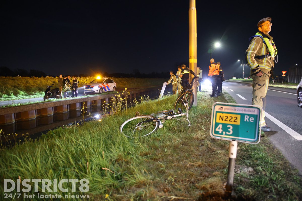 RedactieD8's tweet photo. Een vrouw is vanavond met haar fiets te water geraakt langs de #Westlandroute #N222 bij #Honselersdijk. De vrouw is door omstanders uit het water gered. De brandweer heeft haar fiets uit de sloot gehaald. De vrouw is voor controle naar het ziekenhuis vervoerd. https://t.co/K1LaxMOzEP