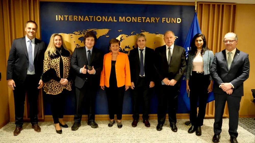 kawajor's tweet photo. EL FMI SE ACABA DE COMPRAR UNO DE LOS PAISES MAS RICOS DEL MUNDO X 2 PESOS CON 50-
LOS Q GESTIONARON ESA DEUDA VAN A TENER Q PAGAR, EL PUEBLO LES VA A PEDIR Q RINDAN CUENTAS- ESTA VEZ NO PASA!!! https://t.co/Cb1G2DjV0h
