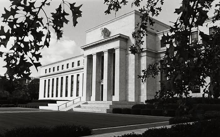 Lanniisterrr's tweet image. The core problem? Financial institutions could not access enough capital to cover their obligations, triggering a chain reaction of failures and economic turmoil.
In response, the U.S. created the Federal Reserve to inject liquidity during crises and stabilize the finance system