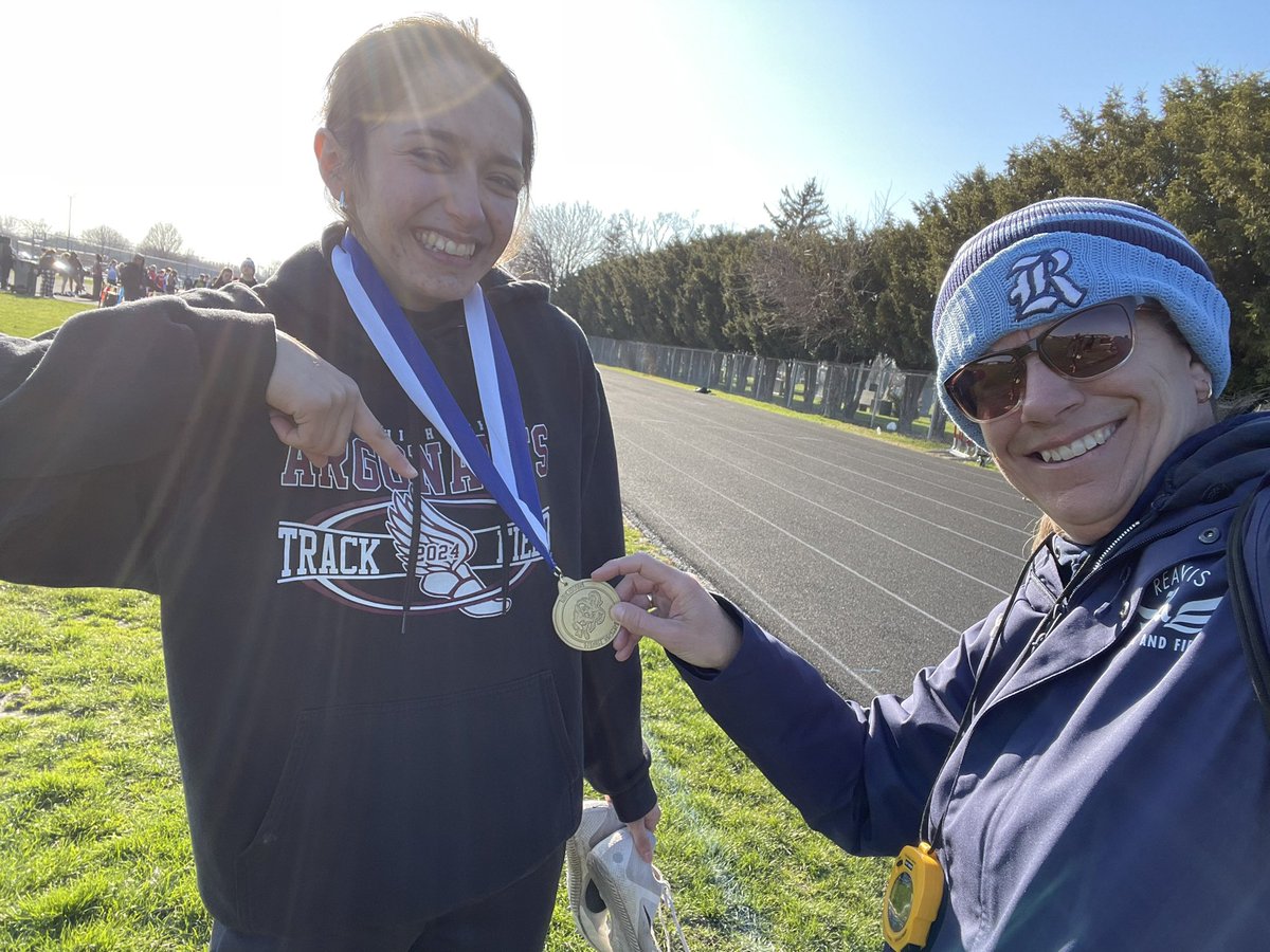 ReavisGirlsXCTF's tweet photo. Respect your opponents always! Finally got to give a Argo pole vaulter her medal. #RamsRespect @ReavisAthletics https://t.co/aQXZwJ7h9I