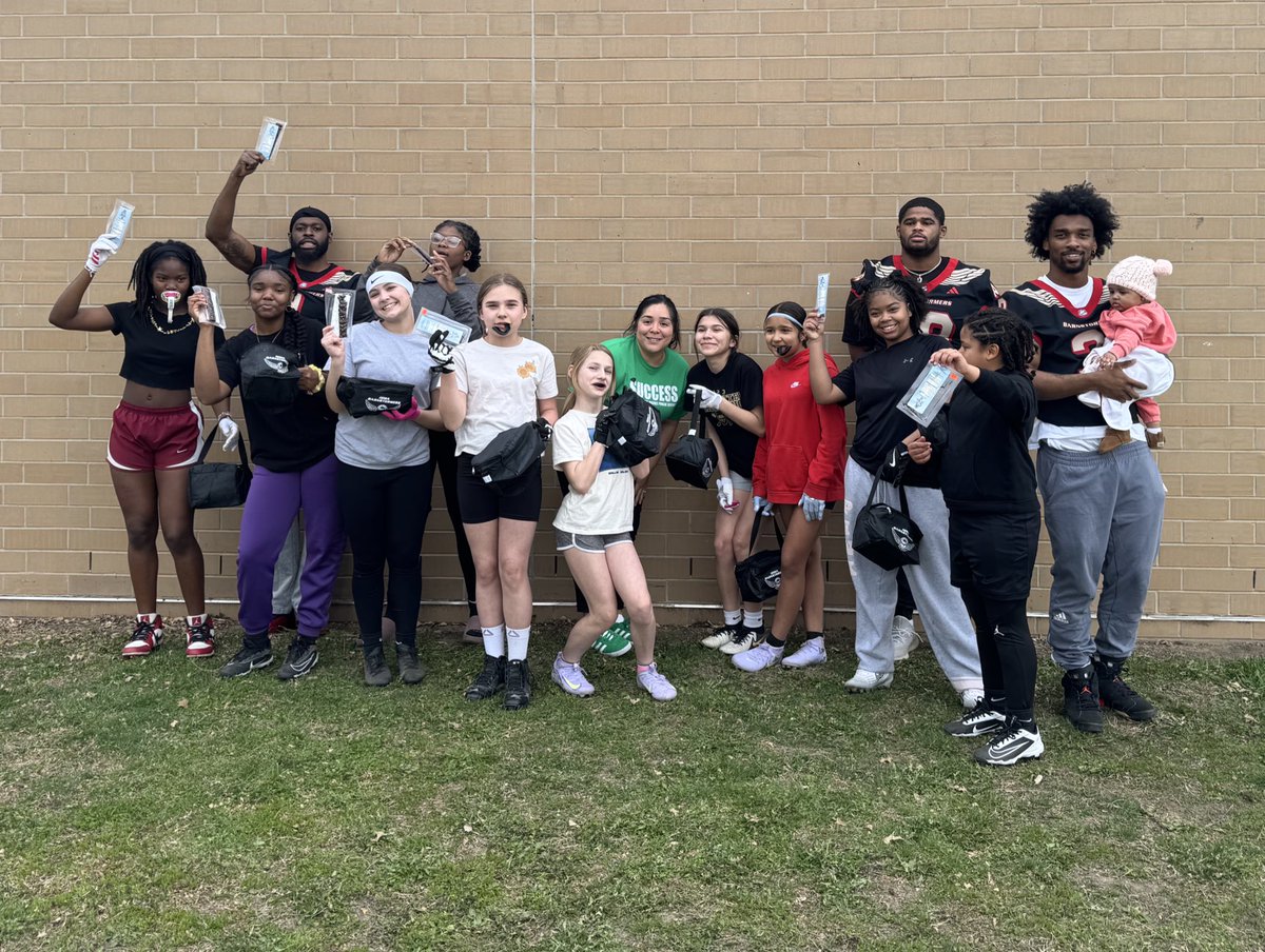 iabarnstormers's tweet photo. We had the opportunity to visit the McCombs Middle School Girls Flag Football team at one of their practices this week to teach basic skills and how to #BuildYourBase 💪 https://t.co/gdbjMpw4QA