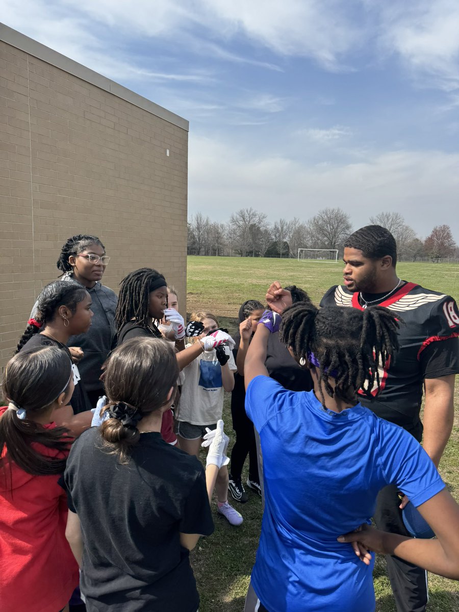 iabarnstormers's tweet photo. We had the opportunity to visit the McCombs Middle School Girls Flag Football team at one of their practices this week to teach basic skills and how to #BuildYourBase 💪 https://t.co/gdbjMpw4QA
