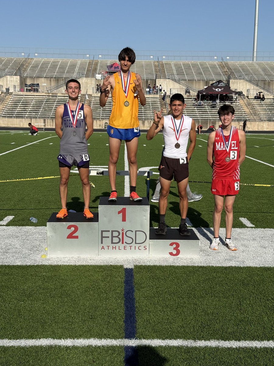 Did you see the Elkins Knight that's an 8 time district champion???  In case you didn't see him fly by in the 1600m, here he is.  Zach Morin making his Coach, and his Knights Family proud!!