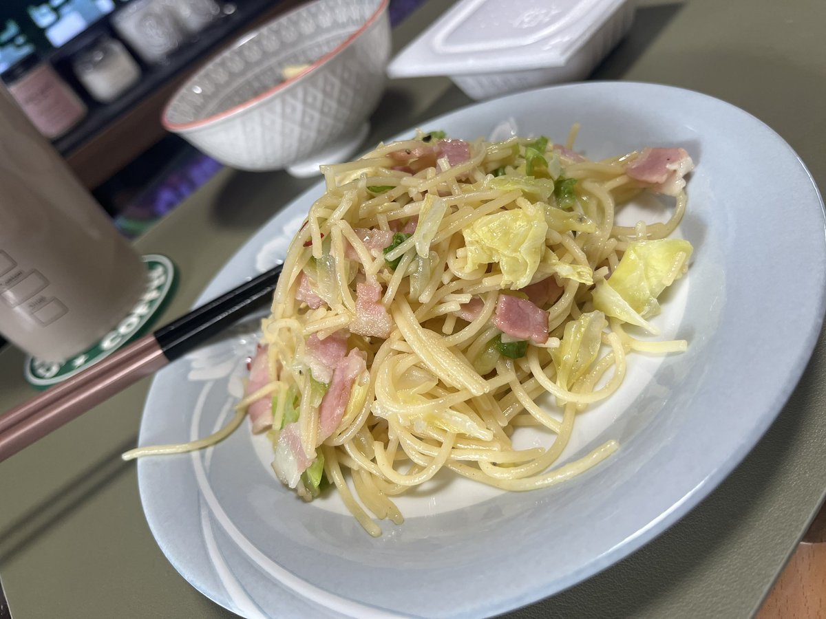 kinashow1's tweet photo. 今日の朝ごはん

・ペペロンチーノ
・新玉ねぎ、ブロッコリー、ささみの
　サラダ
・モズク酢 https://t.co/0XLc8HsPFL