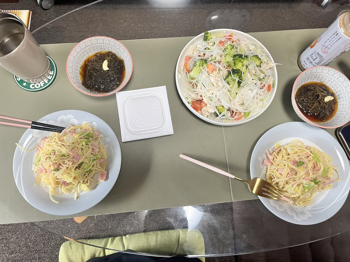 kinashow1's tweet photo. 今日の朝ごはん

・ペペロンチーノ
・新玉ねぎ、ブロッコリー、ささみの
　サラダ
・モズク酢 https://t.co/0XLc8HsPFL