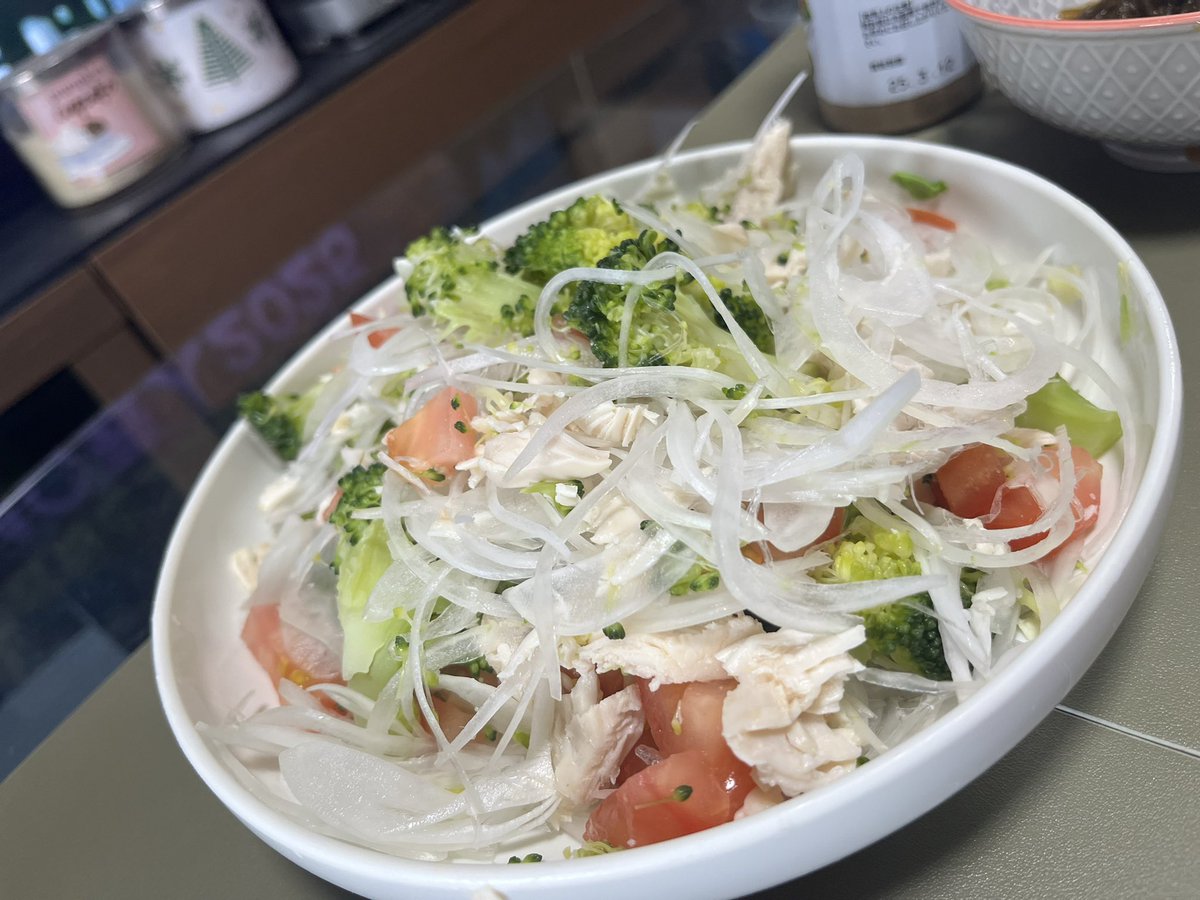 kinashow1's tweet photo. 今日の朝ごはん

・ペペロンチーノ
・新玉ねぎ、ブロッコリー、ささみの
　サラダ
・モズク酢 https://t.co/0XLc8HsPFL