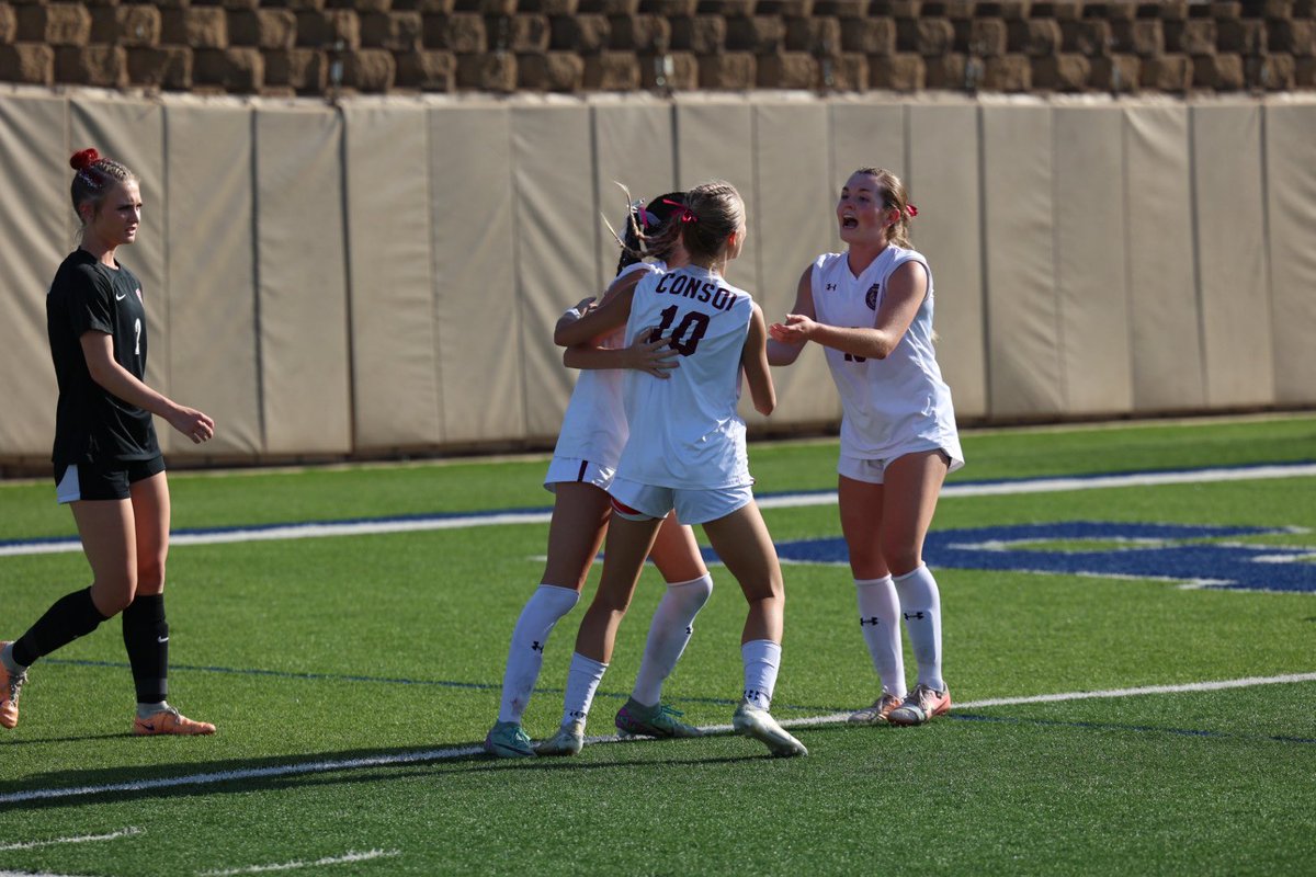 austinjdunson's tweet photo. Lady Tigers absolutely dominating. Junior Ashtyn Magnuson and sophomore Molly Marino set up a corner kick that gives sophomore Lainey Hermansen a header into the goal. #UILState https://t.co/1lTulw3vHi