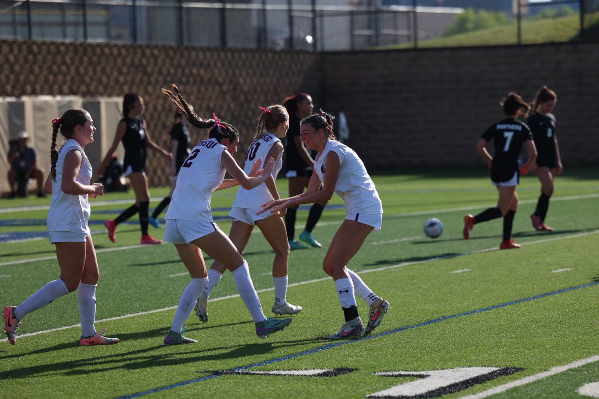 austinjdunson's tweet photo. Lady Tigers absolutely dominating. Junior Ashtyn Magnuson and sophomore Molly Marino set up a corner kick that gives sophomore Lainey Hermansen a header into the goal. #UILState https://t.co/1lTulw3vHi