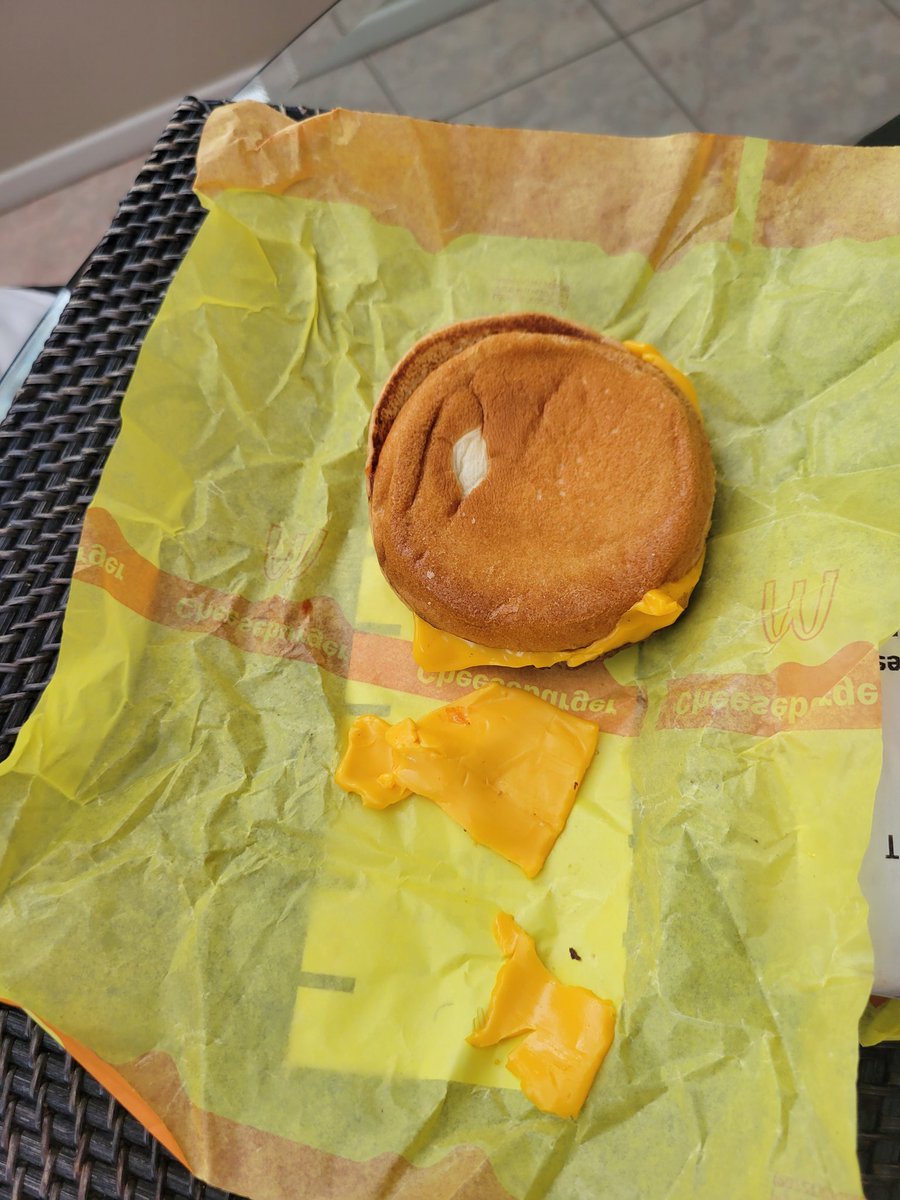 KBeegun86's tweet photo. @McDonalds in Brea seems to be having some trouble today. Long wait, lots of disorganization with delivering orders...and maybe a new way of building a cheeseburger? https://t.co/Qu1mSIbAHJ