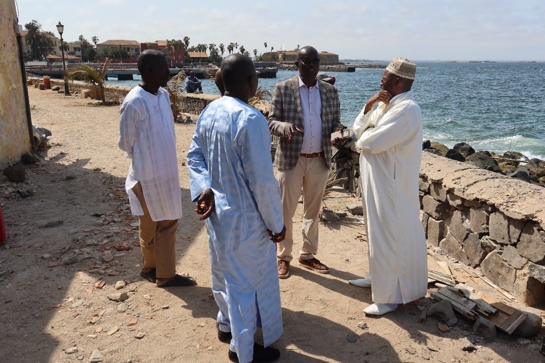 Dans le cadre du Projet WACA en partenariat avec la Commune de l'île de Gorée, une barge remplie de pierres est arrivée aux environs de 13h pour commencer les travaux avec l'entreprise NGE qui consistent à ceinturer l'île