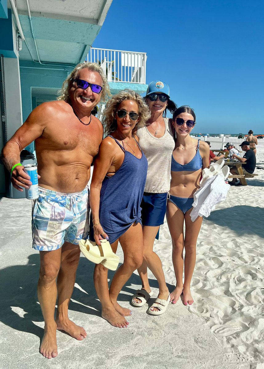 🌴🎶 We’ve had such a FUN Friday — ITS THE WEEKEND! 💃🏻🎉 Stop by our beach bar for live music until 9p, then <a href="/TOMKATBEATS/">DJ TOMKAT</a> returns in the am for beach games &amp; smooth vibes all day! 🌺 Happy weekend, and as always, thanks for being here! 🙏🩷🌴
#publicwelcome #oldflorida