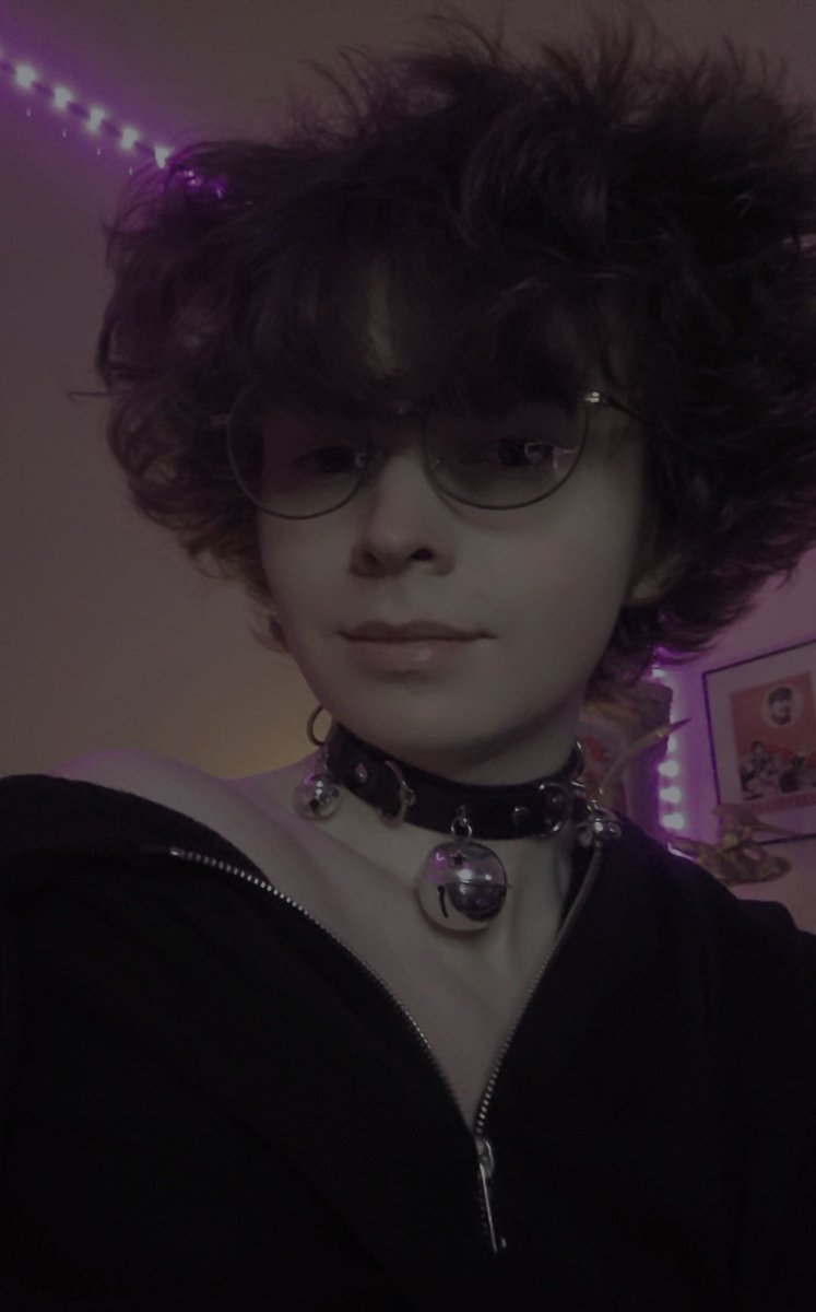 do any of u like nerdy emos w round glasses,.,.