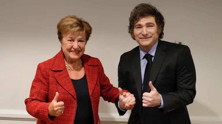 CrisAlvarezRod's tweet photo. El nuevo acuerdo con el FMI evidencia la debilidad del plan económico de Milei. 

El Presidente recurre a organismos internacionales acorralado por el fracaso de su propia motosierra.

Este acuerdo ilegítimo, hecho a medida de los especuladores financieros y en perjuicio de los jubilados y los trabajadores, es la gran estafa libertaria.