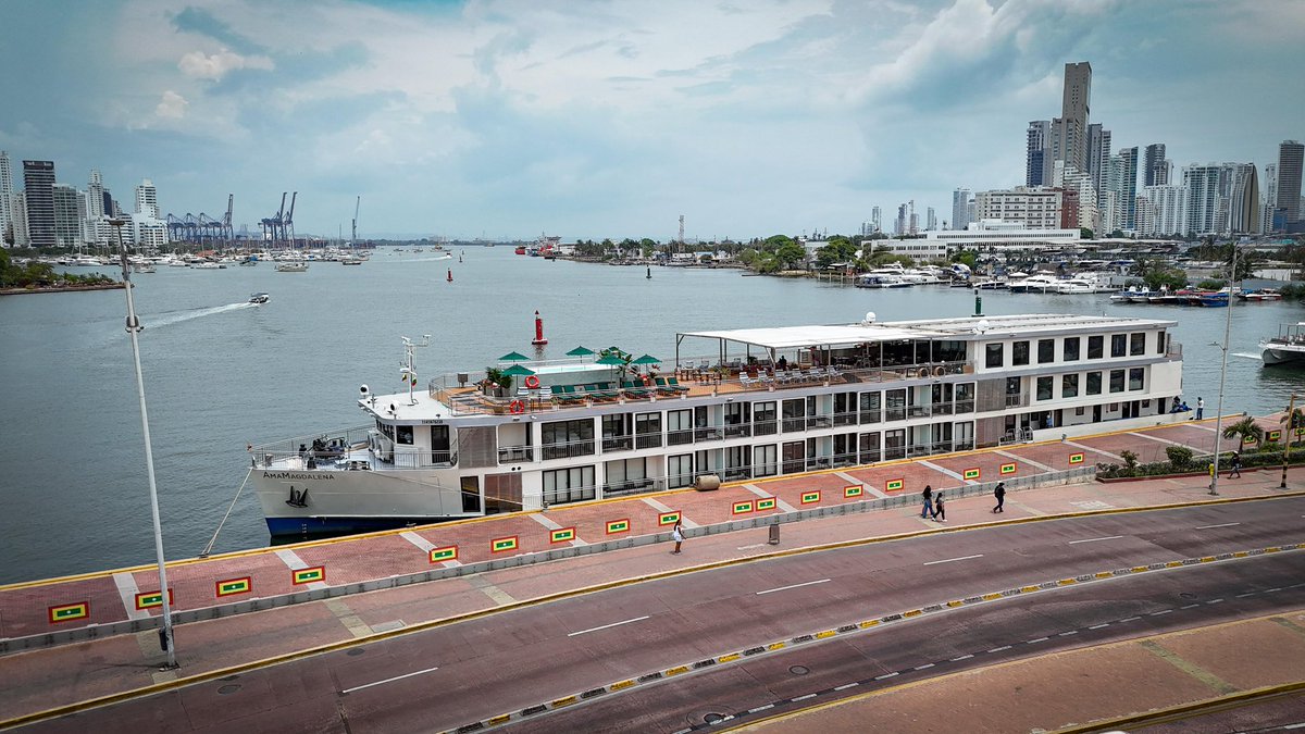 YamilHAranaP's tweet photo. Mucho más hermoso se ve el paisaje de la bahía, el muelle y el Centro Histórico con el AmaMagdalena. 

Son postales de un hito en la historia de nuestro departamento que nos vamos a acostumbrar a ver. https://t.co/ziu2387Rf0