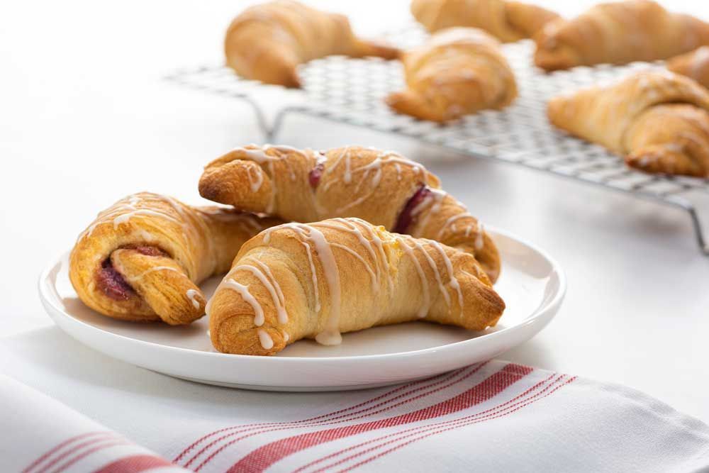 Hosting a spring brunch and need a #SimplySweet treat for the table? Try this quick and simple @MIOcoalition jam crescent roll recipe and you will have you guest savoring every bite. bit.ly/mio-jam-cresce…
