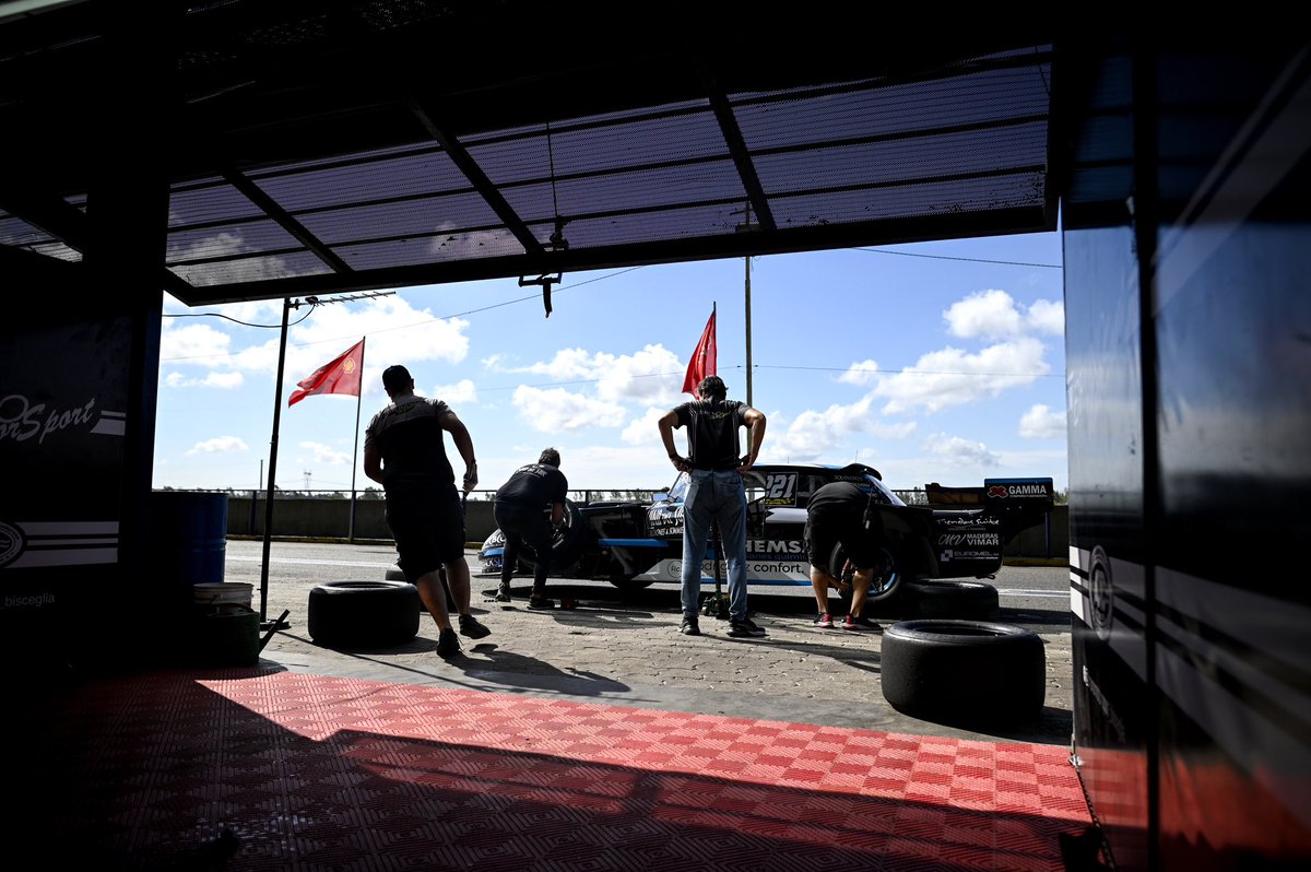 Viernes de mucha acción 🔝

Hicimos un buen trabajo hoy, tenemos que seguir de esta manera para mañana que tenemos que clasificar 💪🏼

#BrunoMS 🔸 #TCPistaMouras