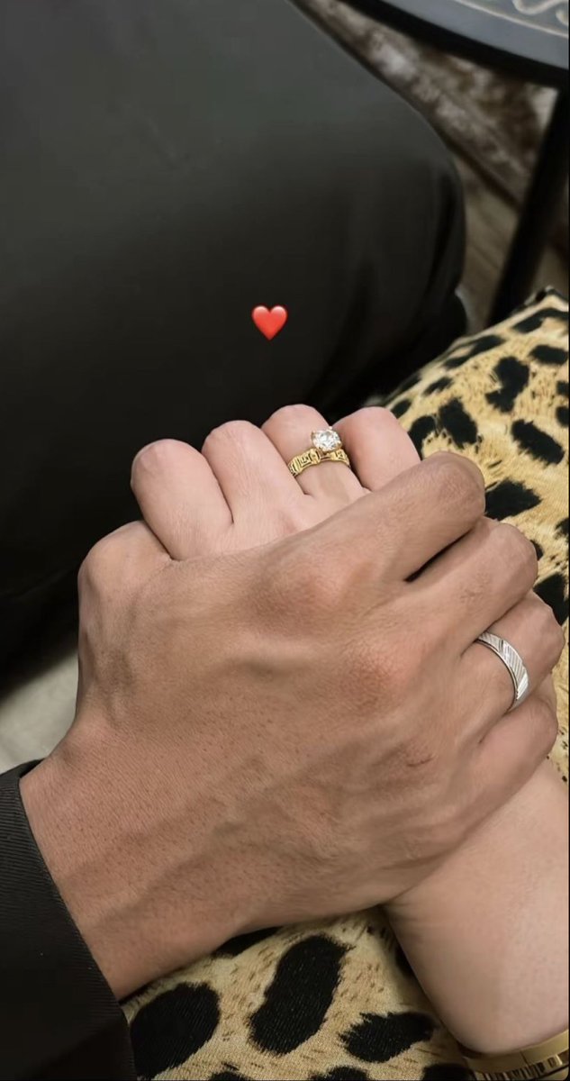 e_aikj's tweet photo. أبيك تدري إني فيك أكتفيت ، 
وأبيك سما مايُوصلك إلا أنا🫂♥️. https://t.co/TujdJ8P34I