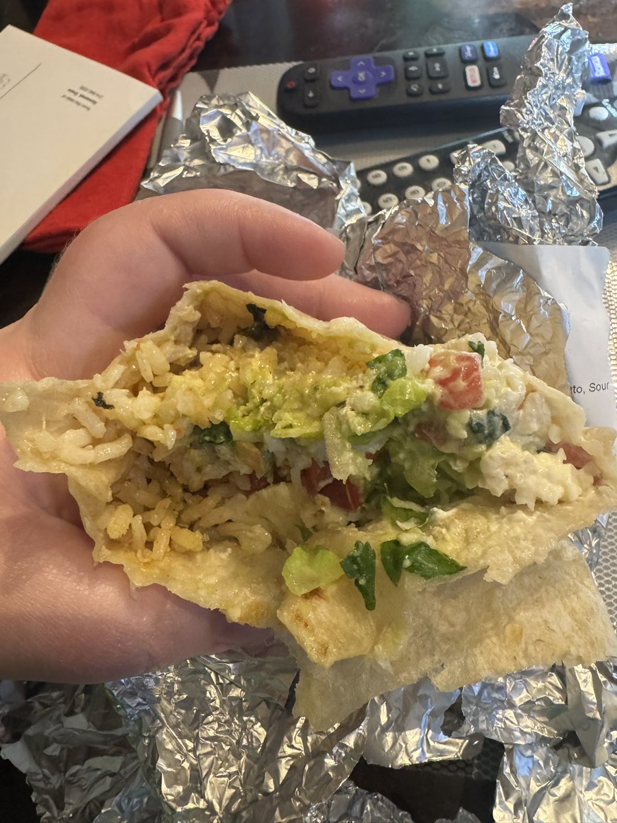 B_Schmidt's tweet photo. @ChipotleTweets wtf is this “chicken burrito” with FOUR tiny cubes of chicken? All the food we got had almost no meat 😡 https://t.co/A1ZFPT0SMD