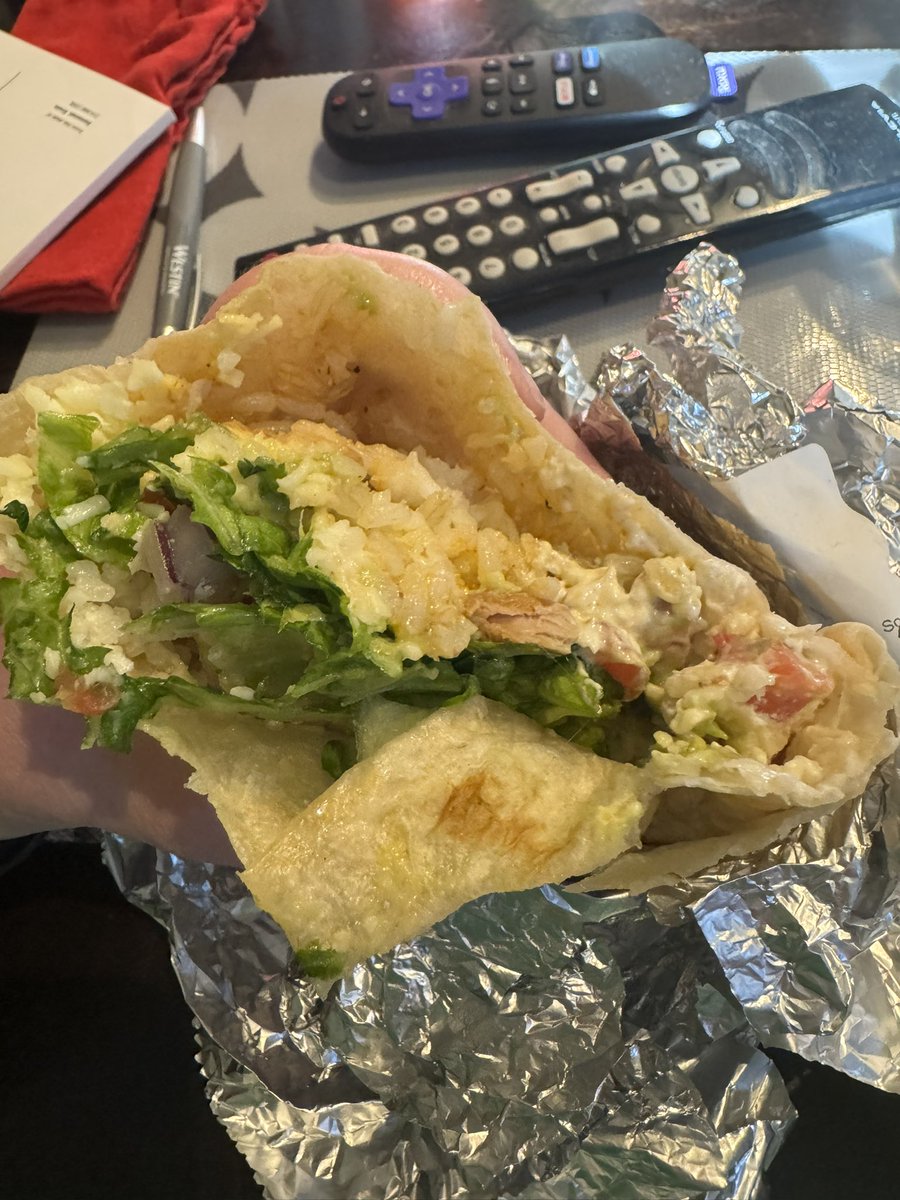 B_Schmidt's tweet photo. @ChipotleTweets wtf is this “chicken burrito” with FOUR tiny cubes of chicken? All the food we got had almost no meat 😡 https://t.co/A1ZFPT0SMD
