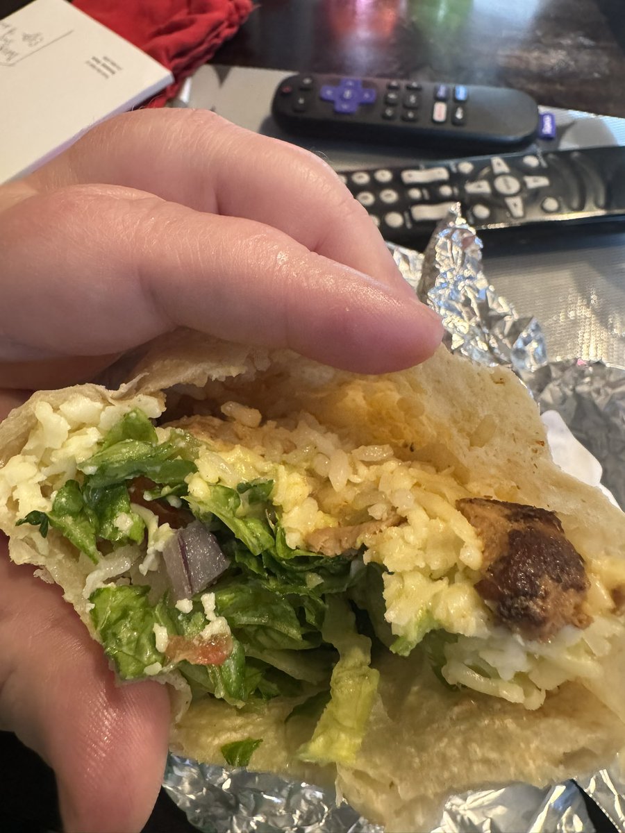 B_Schmidt's tweet photo. @ChipotleTweets wtf is this “chicken burrito” with FOUR tiny cubes of chicken? All the food we got had almost no meat 😡 https://t.co/A1ZFPT0SMD