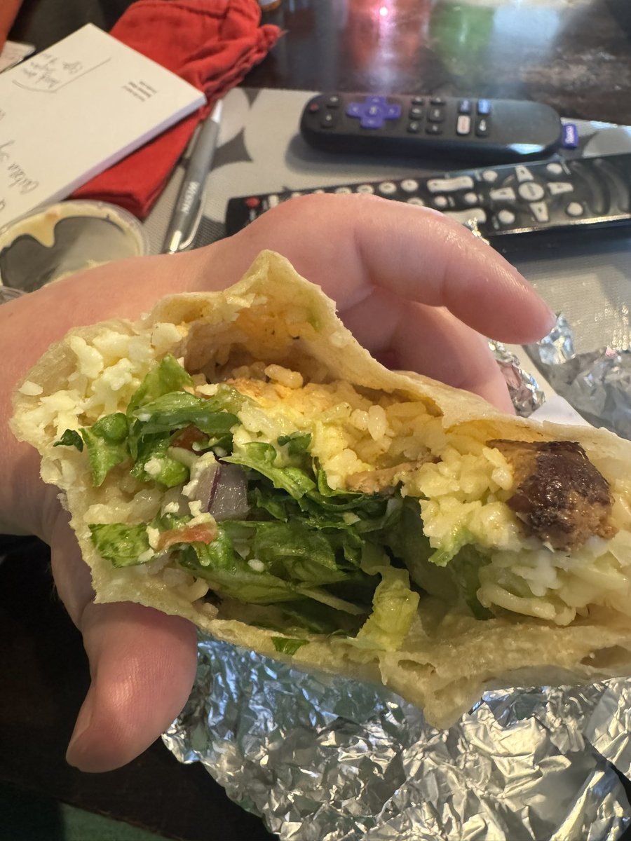 B_Schmidt's tweet photo. @ChipotleTweets wtf is this “chicken burrito” with FOUR tiny cubes of chicken? All the food we got had almost no meat 😡 https://t.co/A1ZFPT0SMD
