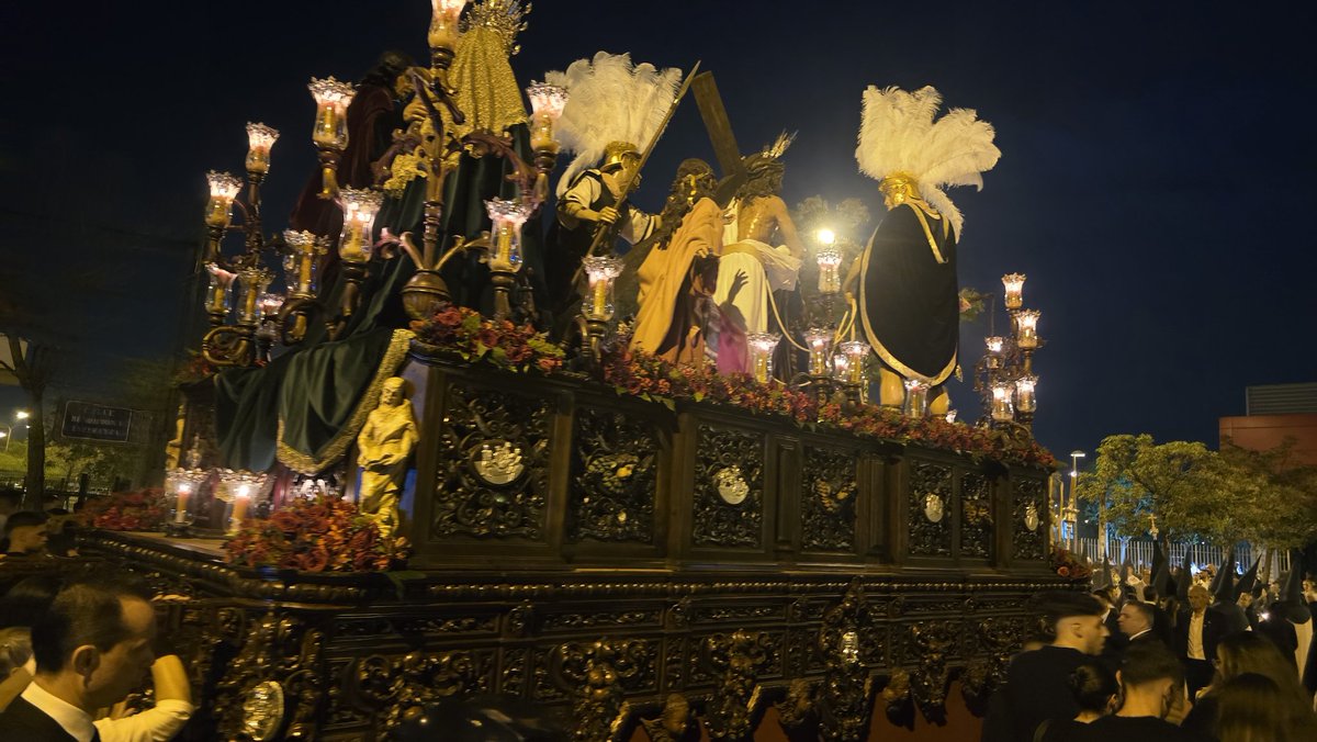 ByE_PoligonoSur's tweet photo. #SomosBendiciónyEsperanza
#HumildadyCaridad
#ByE25
🟢⚫ Bendición y Esperanza apunto de entrar aledaños Parroquia Jesús Obrero para efectuar su posterior entrada.
#ViernesDeDolores25
#BendiciónyEsperanza #SalyLuz #PolígonoSur #TDSCofrade
#HumildadyCaridadDelPolígonoSur https://t.co/QLynuxM202